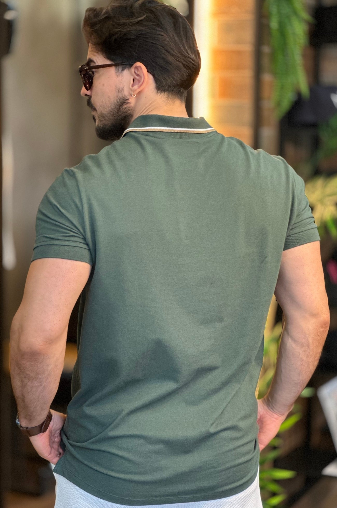 Polo Verde Militar Detalhe Gola Acostamento