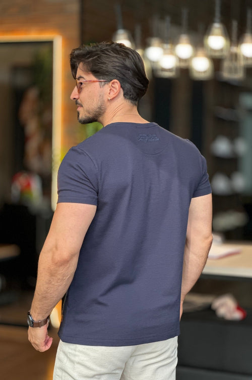 Camiseta Texturizada Azul Detalhe Nuca Acostamento
