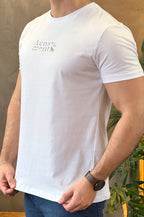 Camiseta Textura Branca com Logo Acostamento