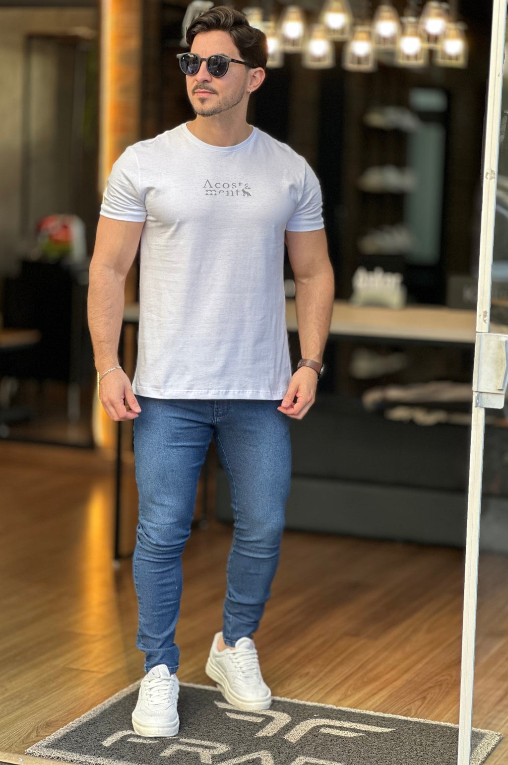 Camiseta Textura Branca com Logo Acostamento